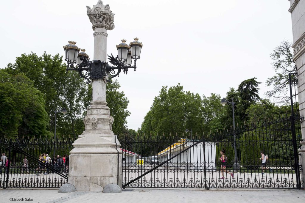 Puerta de Madrid en el Parque del Retiro, donde empieza la feria del libro madrileña. /Fotografía de Lisbeth Salas